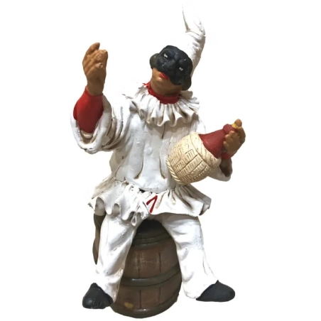 Pulcinella in terracotta con fiasco di vino seduto su botte 15 cm