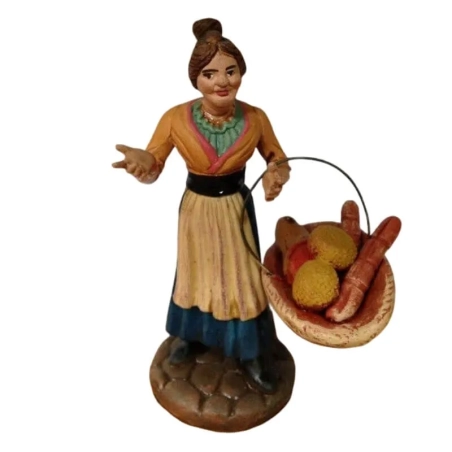 Donna con cesto di salumi in terracotta 12 cm