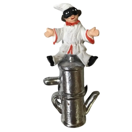 Pulcinella con macchina da caffè in terracotta con magnete