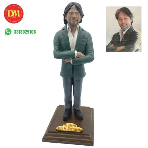 Statuina con il tuo volto da 25 cm su piedistallo e con etichetta