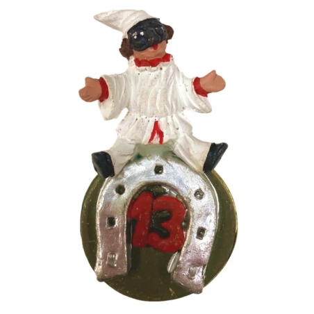 Pulcinella con ferro di cavallo e numero 13 in terracotta con magnete
