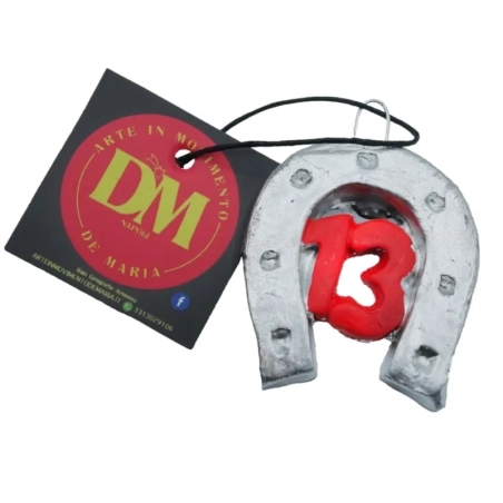 Ferro di cavallo con numero 13 in terracotta con magnete