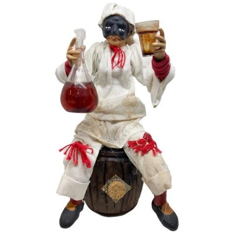 Pulcinella stile 700 con fiasco di vino  seduto su botte 15 cm