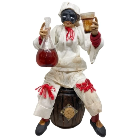 Pulcinella stile 700 con fiasco di vino  seduto su botte 15 cm
