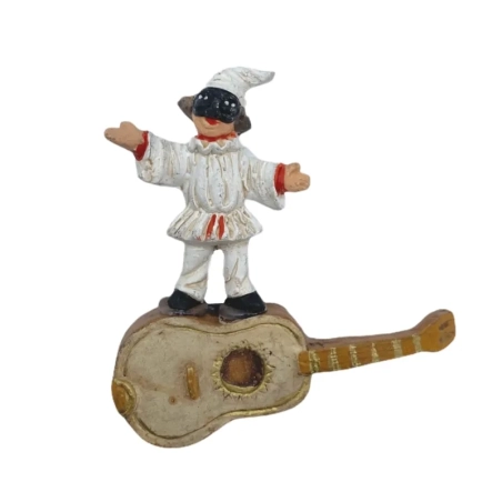 Pulcinella con chitarra o mandolino in terracotta con magnete