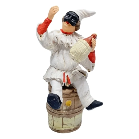 Pulcinella in terracotta con fiasco di vino seduto su botte 12 cm