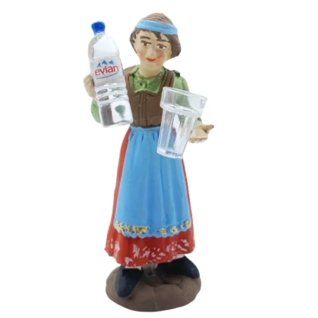 Donna che beve birra acqua EVIAN in terracotta 10 cm