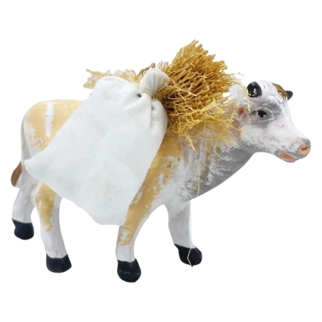 Mucca con sacchi e fascine in terracotta 10 cm