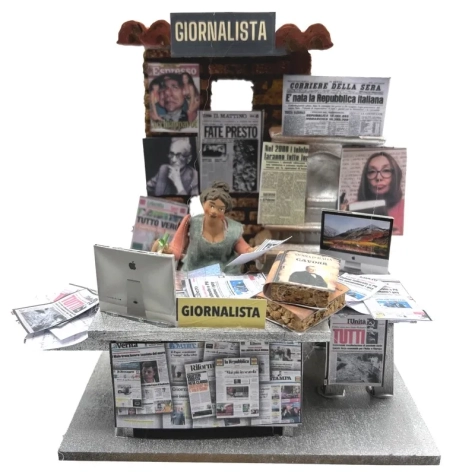 Giornalista donna in movimento 10 cm