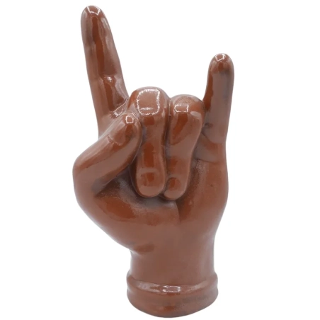 Corna mano marrone in terracotta