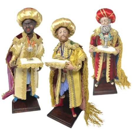 Tris di Re Magi con arti in legno occhi in vetro e vestiti in stoffa 35 cm