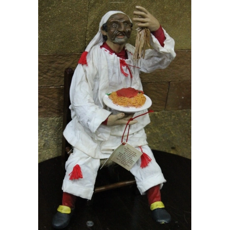 Pulcinella stile 700 con spaghetti seduto su sedia 40 cm
