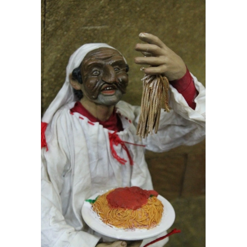 Pulcinella stile 700 con spaghetti seduto su sedia 40 cm