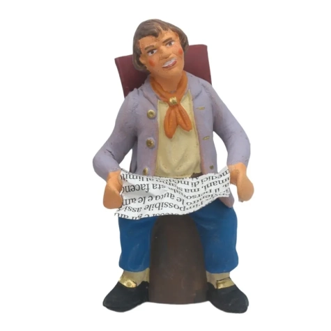Uomo che legge il giornale in terracotta 7 cm
