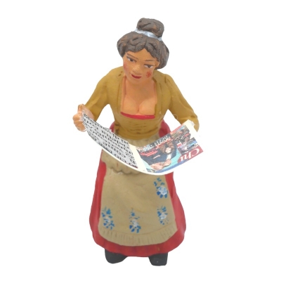 donna che legge il giornale in terracotta 7 cm