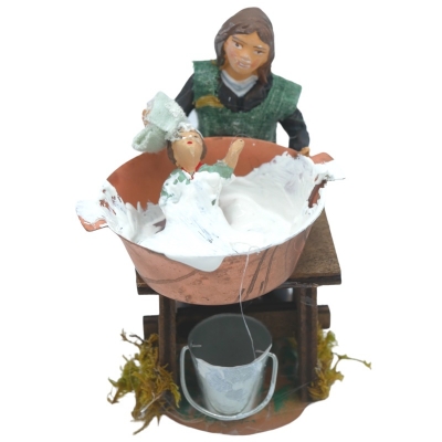 Donna che lava il bimbo in terracotta 10 cm
