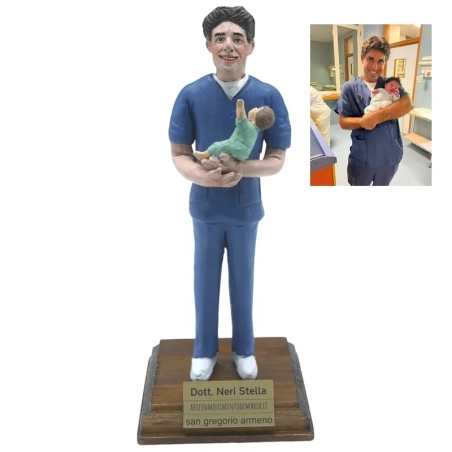 Statuina con il tuo volto da 15 cm su piedistallo e con etichetta