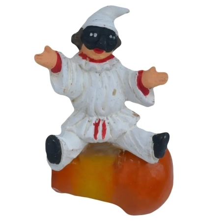 Pulcinella con babà in terracotta con magnete