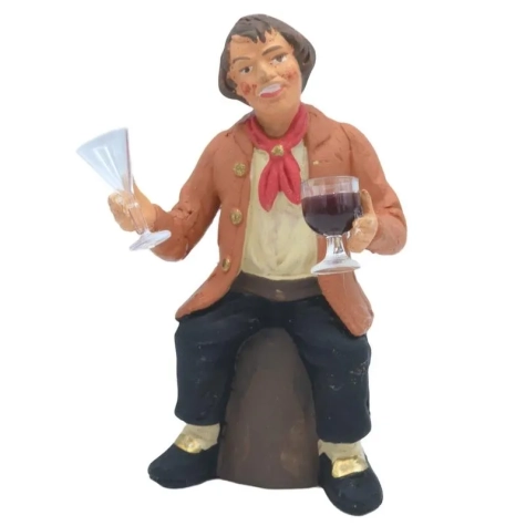 Uomo seduto con calice di vino in terracotta 10 cm