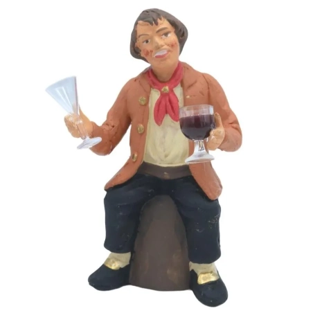 Uomo seduto con calice di vino in terracotta 10 cm