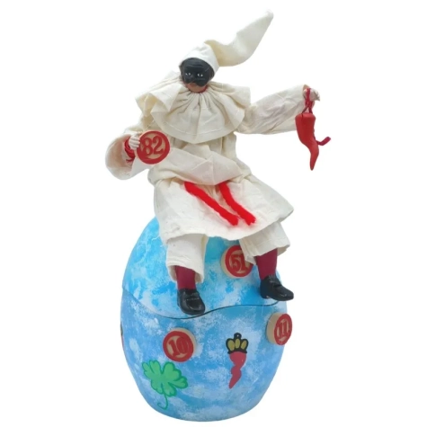 Pulcinella stile 700 seduto su uovo di pasqua 25 cm