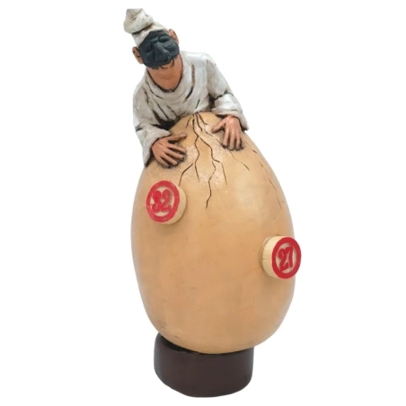 Pulcinella seduto su uovo di pasqua 20 cm