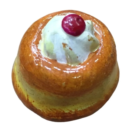 Pulcinella con babà in terracotta con magnete