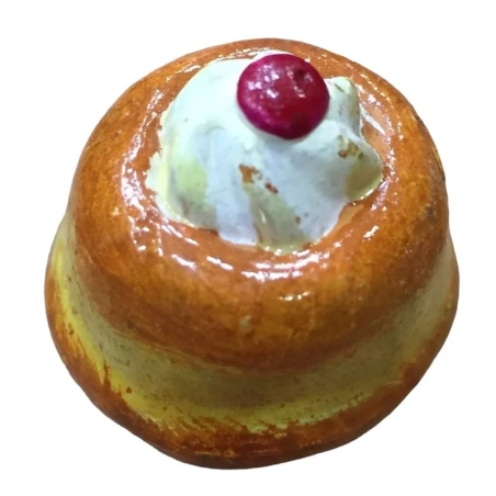 Pulcinella con babà in terracotta con magnete
