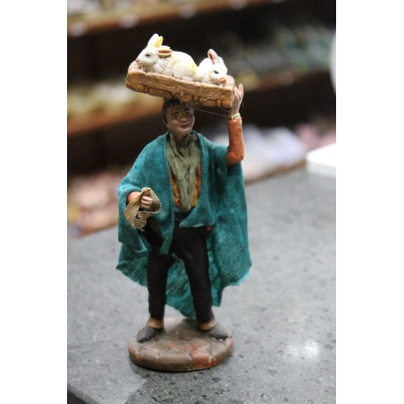 uomo con conigli in terracotta presepe san gregorio armeno