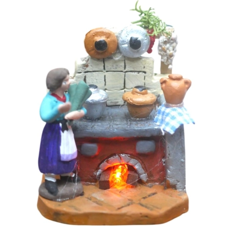 Donna in cucina con luce fuoco 4 cm