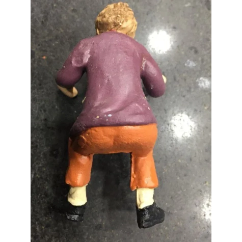 Uomo in terracotta da sedere su sedia 10 cm 2