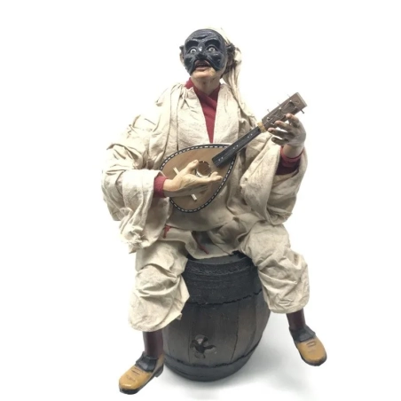 Pulcinella stile 700 con mandolino seduto su botte 35 cm