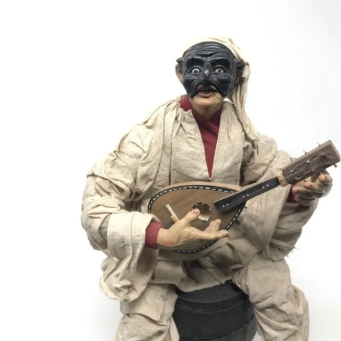 Pulcinella stile 700 con mandolino seduto su botte 35 cm