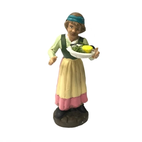 Donna con piatto pesce fresco in terracotta 10 cm
