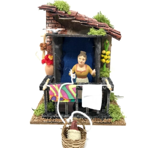 Casa Napoletana con donna che abbassa il paniere