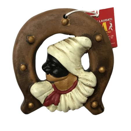 Pulcinella su Ferro di Cavallo Fortunato in terracotta 15 cm