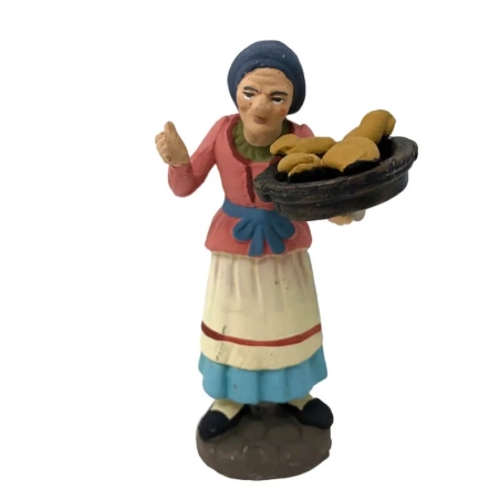 Donna con cesto di ciambelle in terracotta 10 cm