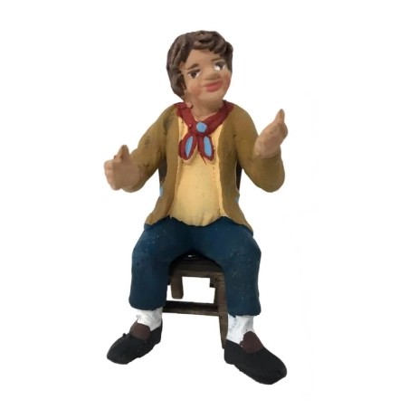 Uomo seduto su sedia in legno 10 cm