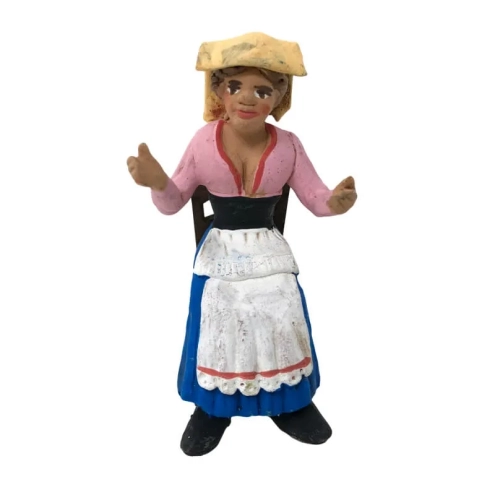 Donna seduta su sedia in legno 10 cm