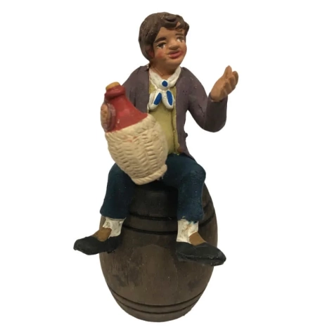Pastore in terracotta con fiasco di vino seduto su botte 10 cm