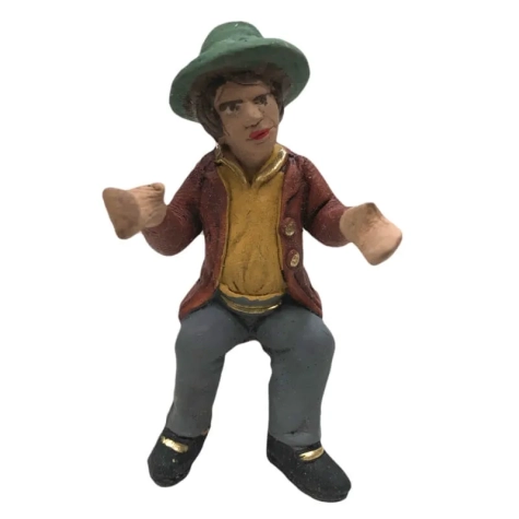 Uomo in terracotta da sedere su sedia 10 cm